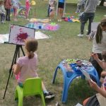 Stoisko edukacyjne podczas wydarzenia plenerowego z okazji Dnia Dziecka