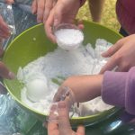 Stoisko edukacyjne podczas wydarzenia plenerowego z okazji Dnia Dziecka