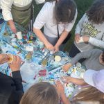 Stoisko edukacyjne podczas wydarzenia plenerowego z okazji Dnia Dziecka