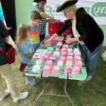 Stoisko edukacyjne podczas wydarzenia plenerowego z okazji Dnia Dziecka