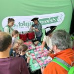 Stoisko edukacyjne podczas wydarzenia plenerowego z okazji Dnia Dziecka