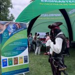 Stoisko edukacyjne podczas wydarzenia plenerowego z okazji Dnia Dziecka. Nagroda dla uczestników konkursu.