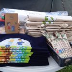 drobne upominki dla uczestników konkursów na stoisku edukacyjnym podczas pikniku w Henrykowie-Urocze